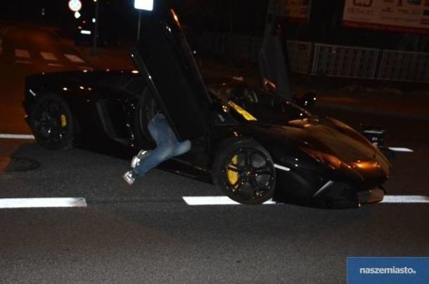 Porzucone lamborghini odnaleziono na ulicy Kapitulnej we...