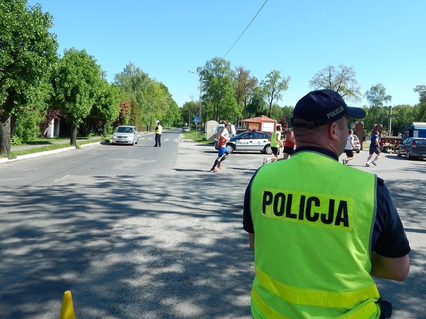 W Osięcinach biegacze pobiegli, a nad ich bezpieczeństwem czuwali policjanci i młodzi druhowie z OSP