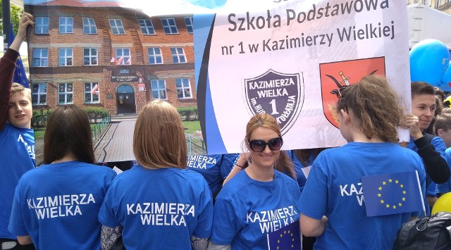 Uczniowie kazimierskiej "Jedynki" - na Paradzie Schumana 2019 w Warszawie.