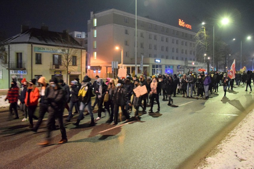 Kolejny protest kobiet w Kielcach pod siedzibą Prawa i Sprawiedliwości. Maszerował tłum, mnóstwo młodzieży [ZAPIS TRANSMISJI]