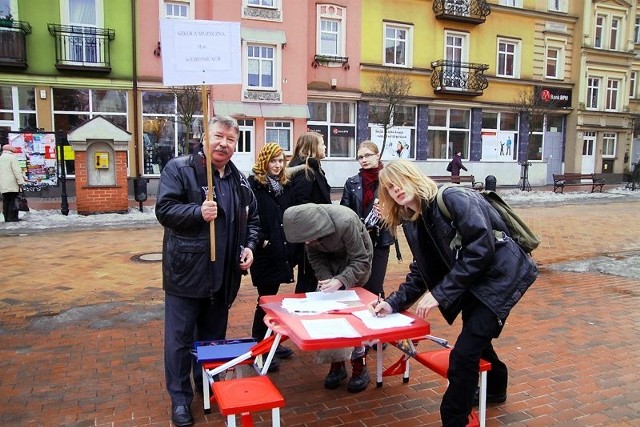 Leszek Pepliński zbiera podpisy na Starym Rynku