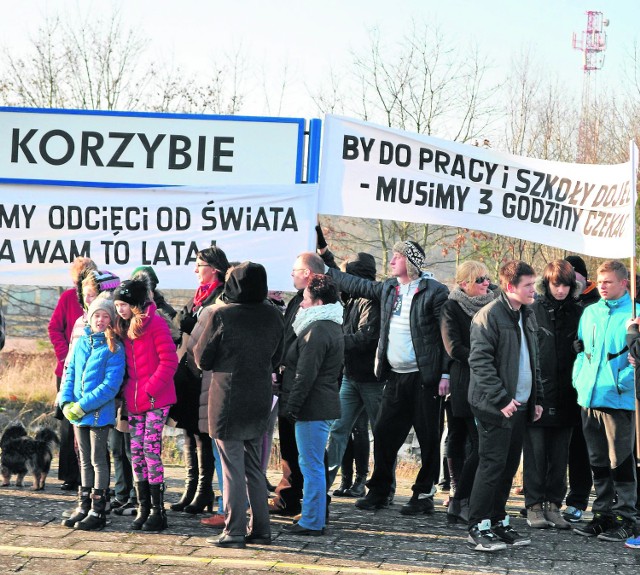 Podczas protestu zbierano podpisy, które w poniedziałek burmistrz Kępic ma przekazać marszałkowi województwa pomorskiego Mieczysławowi Strukowi.