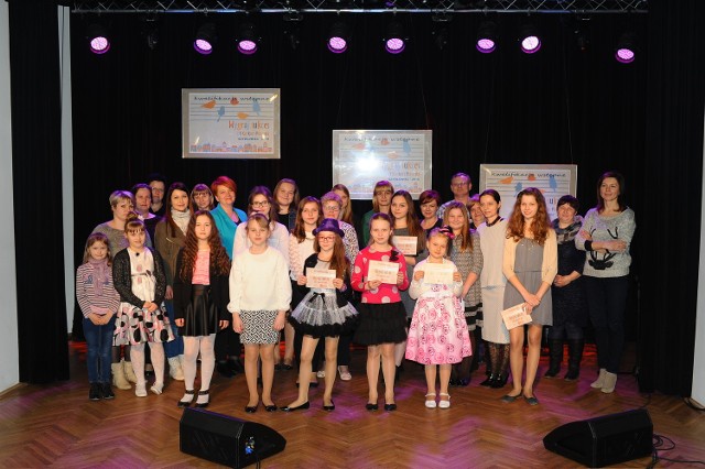 Uczestnicy pierwszego etapu eliminacji do konkursu piosenki, ich opiekunowie oraz instruktorzy na scenie w szydłowieckim Zamku.