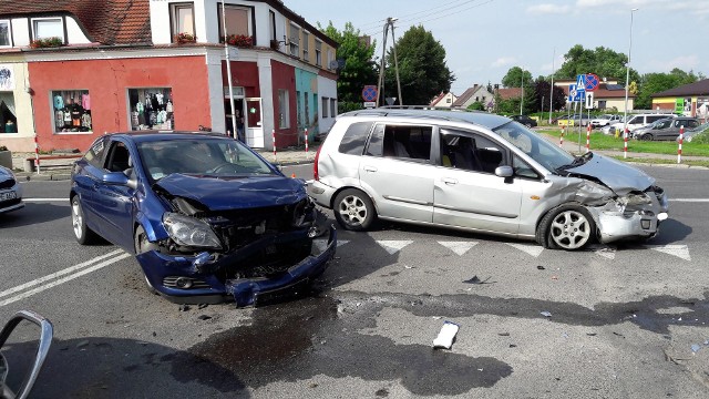 Do groźnej kraksy doszło w czwartek, 20 lipca, na głównej ulicy Cybinki. Ze wstępnych ustaleń policji wynika, że kobieta, kierująca mazdą, wymusiła pierwszeństwo. Doszło do zderzenia.Kierująca mazdą włączała się do ruchu. Wymusiła pierwszeństwo i z dużą siła uderzył w nią opel. Siłą uderzenia była tak duża, że opel uderzył jeszcze w stojącego na skrzyżowaniu volkswagena transportera. Na miejsce przyjechała policja, straż pożarna i pogotowie. Dwie osoby zabrano do szpitala. Już w szpitalu okazało się, że obrażenia uczestników tego zdarzenia nie są poważne, będzie więc ono zakwalifikowane jako kolizja.Zdjęcia z miejsca zdarzenia publikujemy dzięki uprzejmości strażaków z OSP Cybinka.Zobacz też wideo: KRYMINALNY CZWARTEK, ODC. 8 Dramatyczny wypadek w Gorzowie. Dwie osoby ciężko ranne, policja szuka trzeciejPrzeczytaj też:  Śmiertelny wypadek pod Cybinką. Zginęła jedna osoba, trzy są ranne