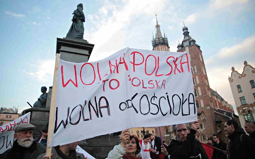 Pod hasłem "Polska wolna od Kościoła!" protestowali uczestnicy zgromadzenia na krakowskim Rynku