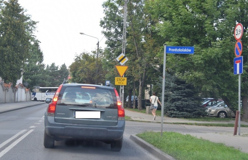 Tarnów. Kierowcy narażają życie, żeby skręcić z Przedszkolaków w lewo w Tuchowską 