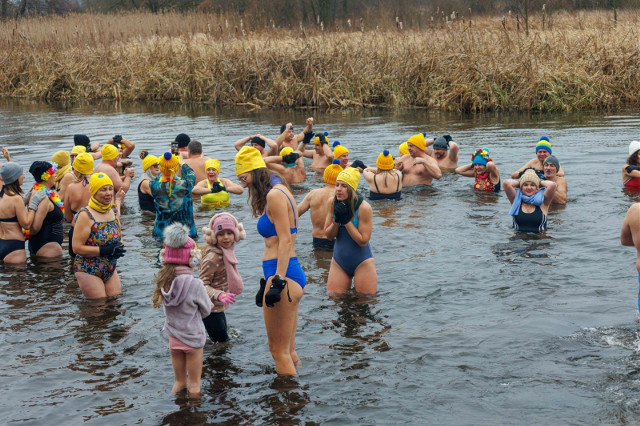 Podlaski Klub Morsów w zimnej kąpieli. Zobacz jak wyglądało niedzielne (19.01)  morsowanie na plaży w Wasilkowie