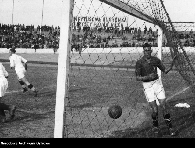 Sierpień 1936 roku. Mecz piłki nożnej Warszawa - Gdańsk na Stadionie Wojska Polskiego im. Marszałka Józefa Piłsudskiego w Warszawie. Zwyciężyła Warszawa 1-0.