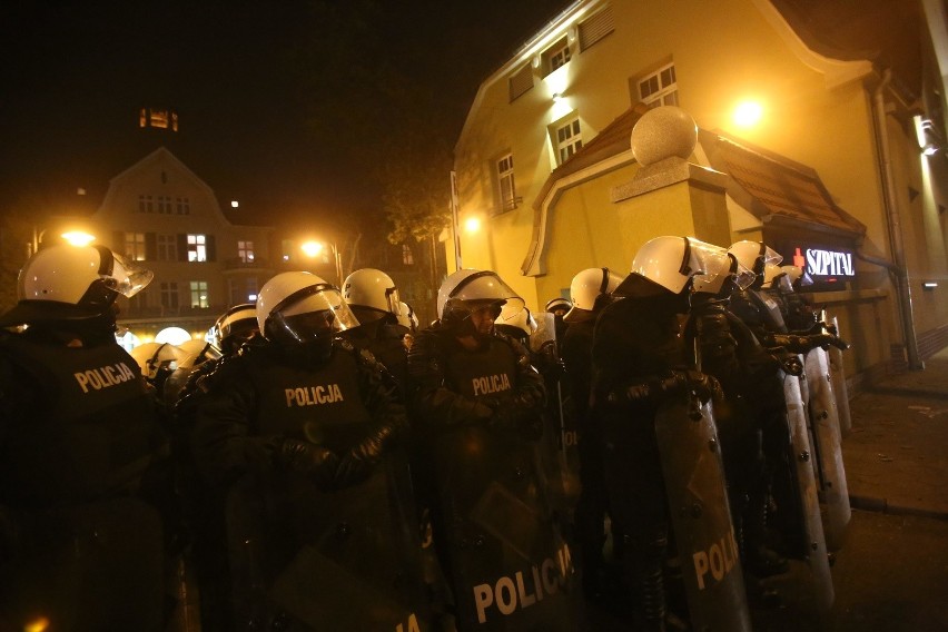 Po godz. 22.00 doszło do kolejnych starć z policją, tym...