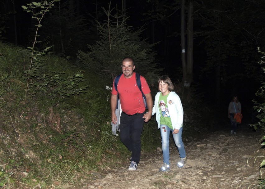 Odkryj Beskid Wyspowy. W sobotni wieczór wspięli się na Luboń Wielki, a w niedzielny poranek pokonali Grodzisko