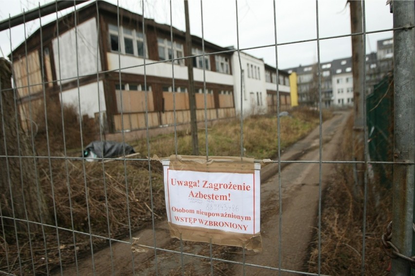 Wrocław: Usuwają azbest i zostawili płyty. Mieszkańcy się boją (ZDJĘCIA)