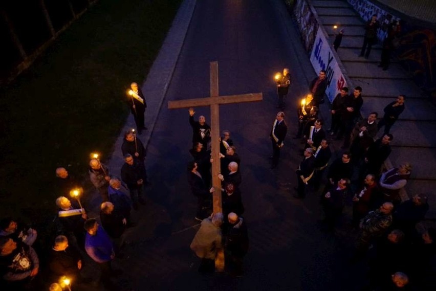 Męska Droga Krzyżowa przeszła w piątek ulicami Ostrowa...