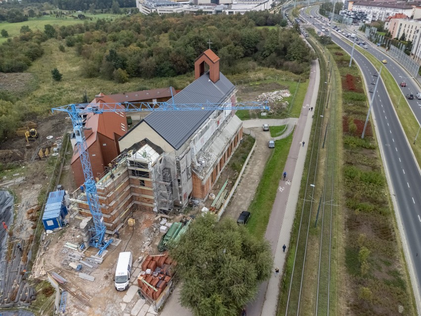 Widać coraz większe postępy przy budowie nowego kościoła na...