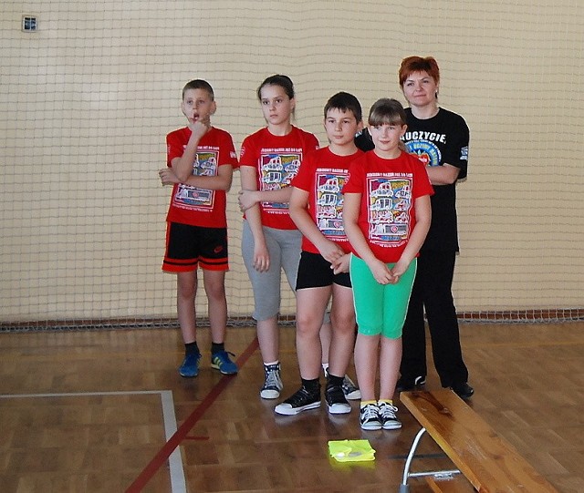 Drużyna z SP w Janikowie z opiekunką Iwoną Szczutkowską wygrała pierwsza z konkurencji i cały półfinał. 