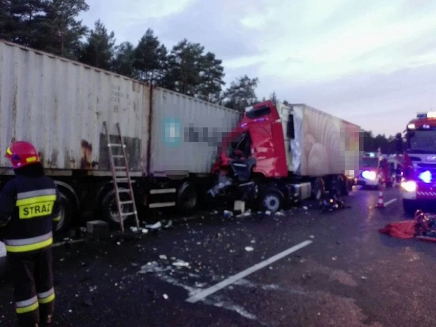 - Samochód ciężarowy marki Volvo uderzył w drugi samochód...