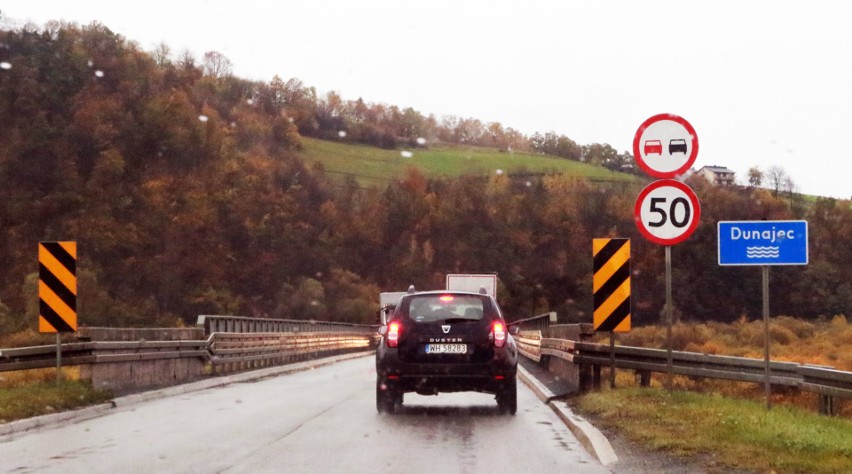 Policja i straż ostrzegają. Bardzo trudne warunki na drogach