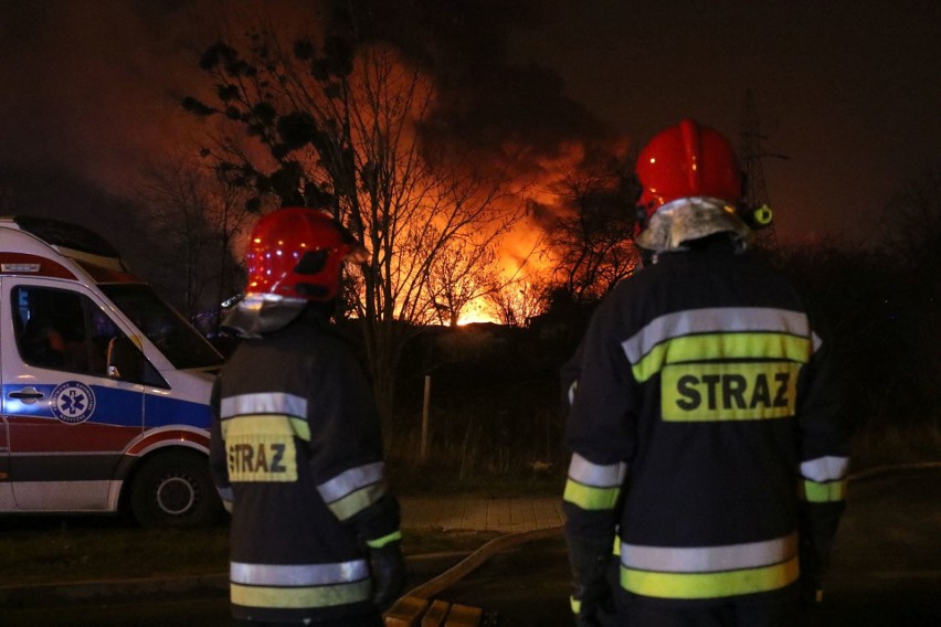 Ogromny pożar na terenie składu materiałów budowlanych MB 03...