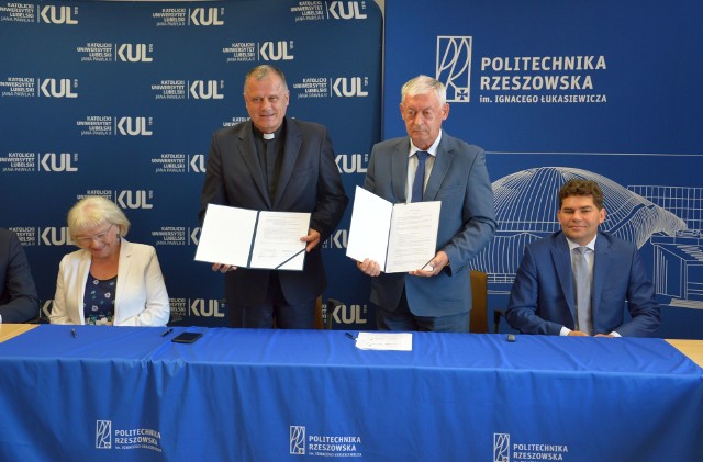 Ks. prof. dr hab. Antoni Dębiński, rektor Katolickiego Uniwersytetu Lubelskiego Jana Pawła II i prof. dr hab. inż. Tadeusz Markowski, rektor Politechniki Rzeszowskiej.