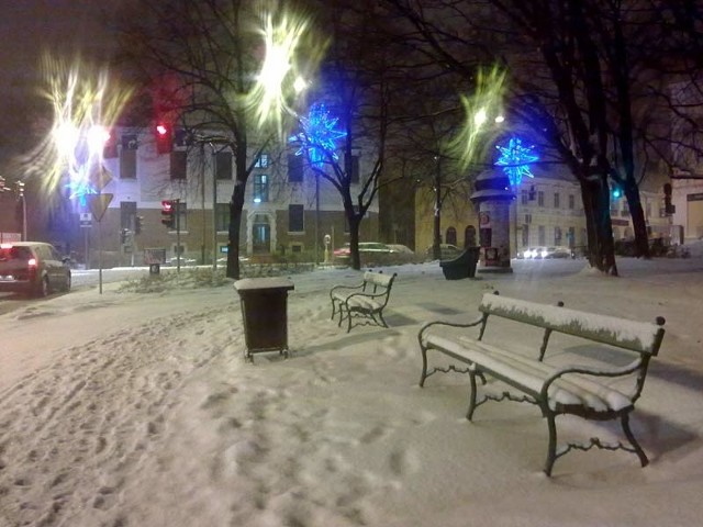 Trudne warunki na ulicach RzeszowaOd kilku godzin w Rzeszowie nieprzerwanie pada śnieg. Z każdą minutą na ulicach i chodnikach robi się coraz bardziej ślisko.