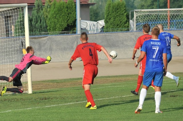 Bramkarz przemyślan Piotr Krzanowski rozegrał dobry mecz, ale utracie dwóch bramek nie zdołał zapobiec.