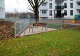 Wrocław: Samotna ławka na ogrodzonym skwerku bez wejścia. Kto to wymyślił? [ZOBACZ]