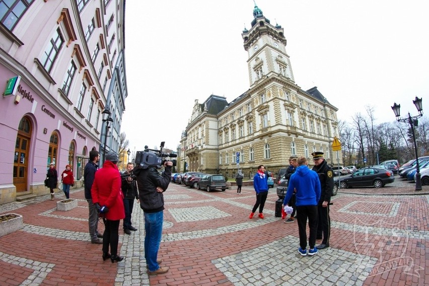 Piłkarze Ruchu, Podbeskidzia i GKS Tychy pamiętali o Dniu Kobiet ZDJĘCIA Zobacz co wręczali paniom