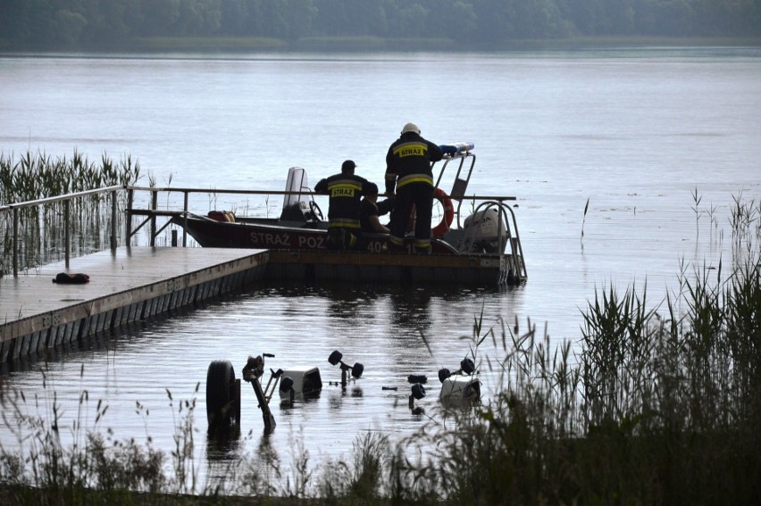 Akcja na jeziorze w Chotkowie. Znaleziono ciało 24-latka