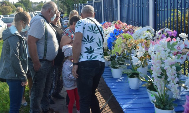 Duży ruch panował w niedzielę, 12 września na targu w Wierzbicy. Dopisała pogoda, było bardzo ciepło. Można jednak było kupić warzywa, owoce, pyszny chlebek, wędlinę i wiele innych rzeczy. Zobaczcie zdjęcia na kolejnych slajdach.Używaj gestów i strzałek.