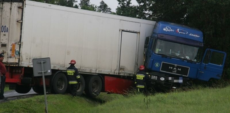 Utrudnienia na krajówce. Kierowca tira zjechał do rowu