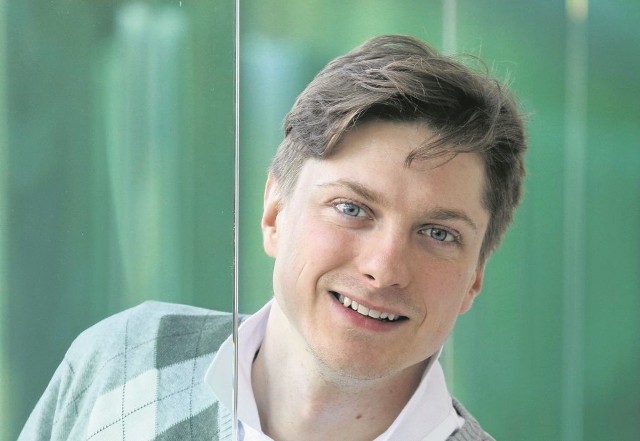 Rafał Supiński jest aktorem-śpiewakiem Opery i Filharmonii Podlaskiej