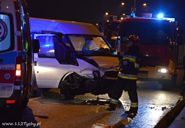 Wypadek busa i samochodu osobowego na DK1 w Tychach.