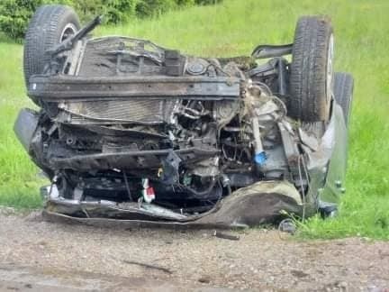 Macharce: Wypadek. Auto uderzyło w drzewo i dachowało. Kobieta w szpitalu 