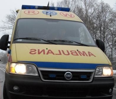 Strażacki samochód wyciągnął zakopany ambulans. 