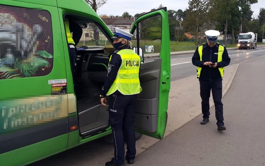 Koronawirus w Koszalinie: Policjanci sprawdzają maseczki w busach i autobusach