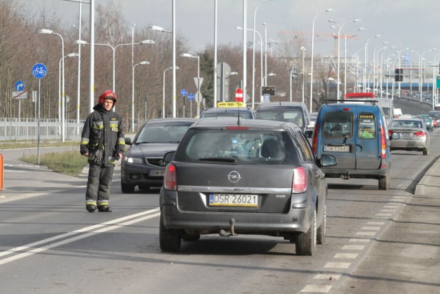 Wypadek na Kosmonautów we Wrocławiu, tworzą się korki, zdjęcie ilustracyjne