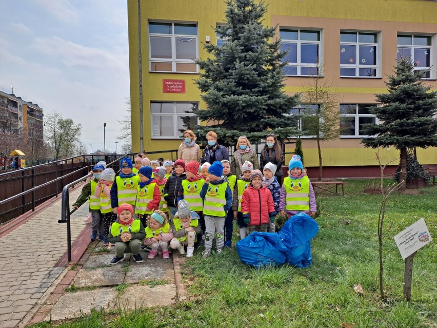 Już po wielkim sprzątaniu gminy Gorzyce. Podziękowaniem dla mieszkańców będą sadzonki drzew i krzewów (ZDJĘCIA)