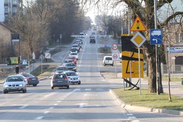Na skrzyżowaniu ulic Ściegiennego, Husarskiej i Wapiennikowej stoją tablice informujące o objeździe, którego nie ma  od dawna i zasłaniają kierowcom sygnalizację świetlną.  