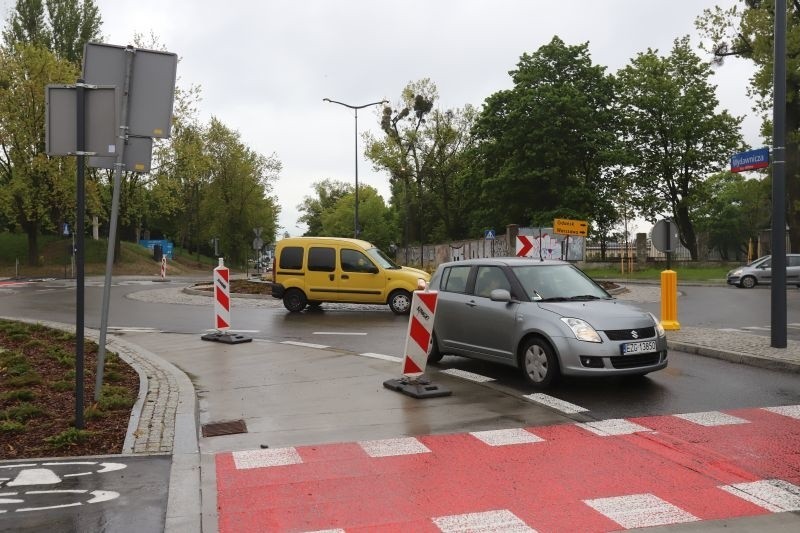 Autobusy wróciły na nowo otwartą pętlę przy ul. Wydawniczej - zmiany dla pasażerów i kierowców [ZDJĘCIA, MAPKA]