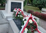 W setną rocznicę Bitwy Warszawskiej, Skalbmierz uczcił bohaterów walczących o wolną Polskę. Wieniec przed Pomnikiem Niepodległości