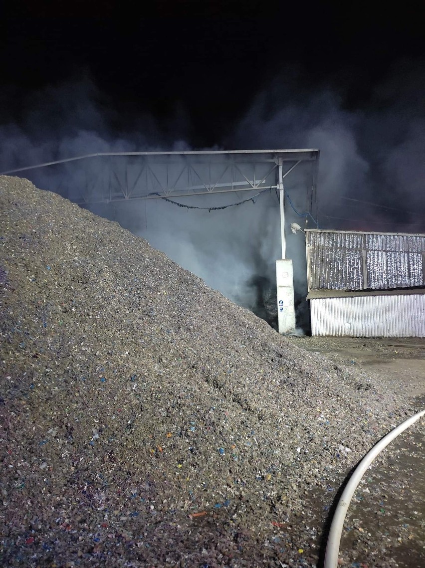 Pożar zakładu produkcyjnego w Kozodrzy koło Ropczyc. W akcji brało udział 18 zastępów strażaków [ZDJĘCIA]
