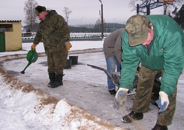 Wczoraj rozpoczęto prace przy tworzeniu lodowiska w Bytowie. 