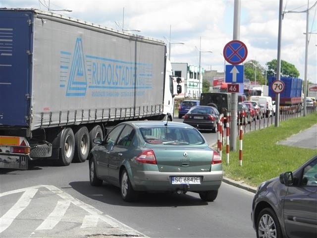 Ciężarówka przewożąca koparkę zahaczyła o barierę wysokości....