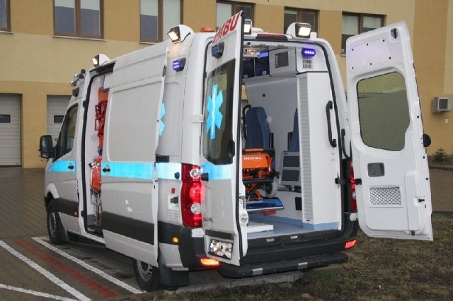 Ambulans jest wyposażony w najnowocześniejszy sprzęt medyczny 