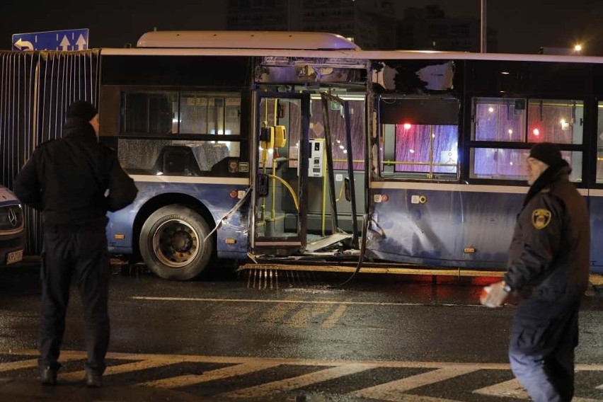 Kraków. Zderzenie tramwaju z autobusem na al. Jana Pawła II. Są ranni [ZDJĘCIA]