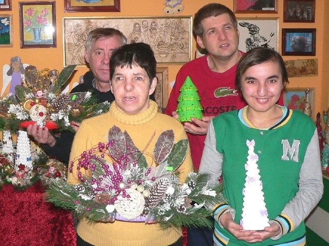 Ozdoby i akcesoria świąteczne prezentują na kiermaszu: Iwona, Katarzyna, Marek i Grzesio z buskich Warsztatów Terapii Zajęciowej.