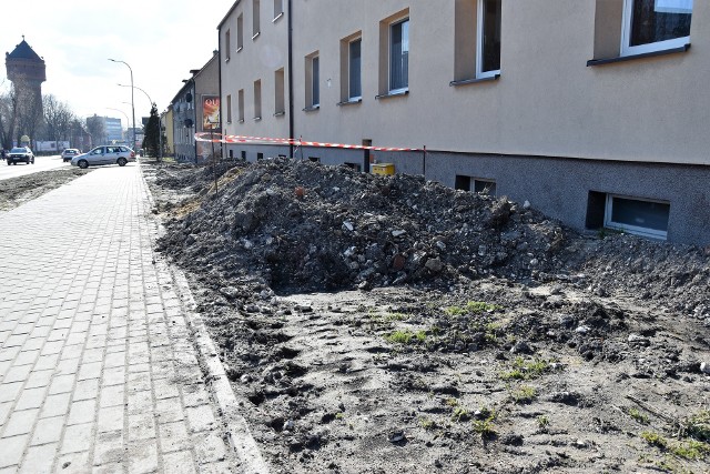 Mieszkańcy ul. Oleskiej w Opolu mają zastrzeżenia do tego, że prac przy ich domach nie zrealizowano przy okazji remontu tej drogi. Wskazują też, że wyjazdy z podwórek są za wąskie.