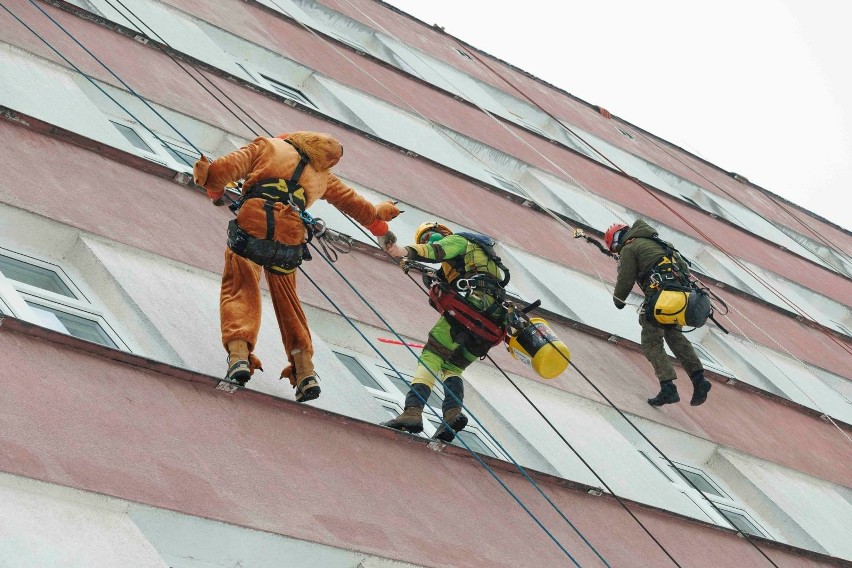 W ramach akcji "Alpiniści dla WOŚP" strażacy i alpiniści...