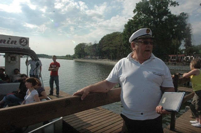 Jan Ankudowicz zabiera pasażerów z różnych miejsc. Między innymi można wypłynąć z pomostu przy plaży miejskiej w Sławie.