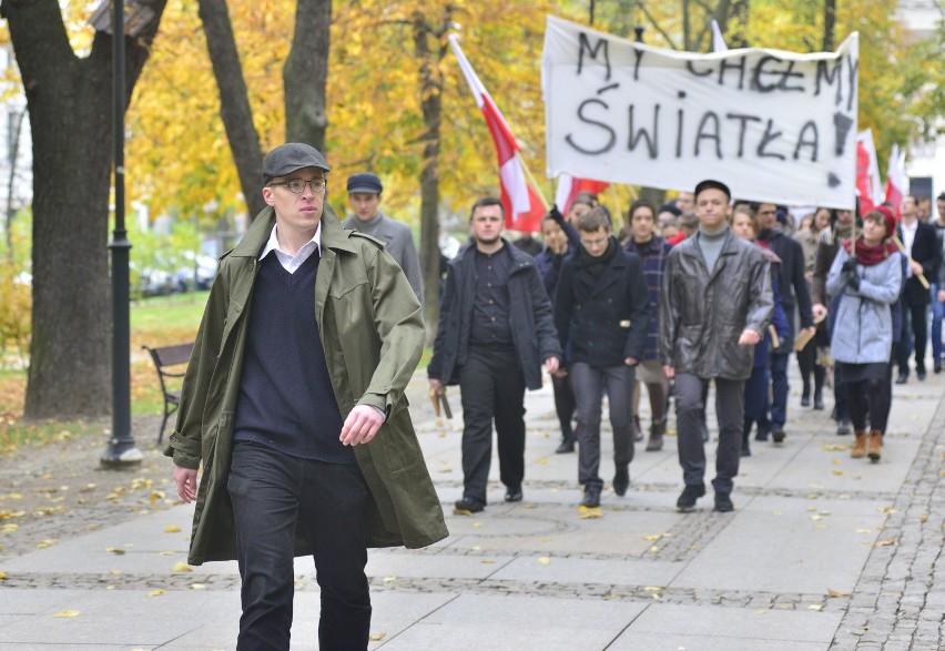 Happening "My chcemy więcej światła" w Radomiu.