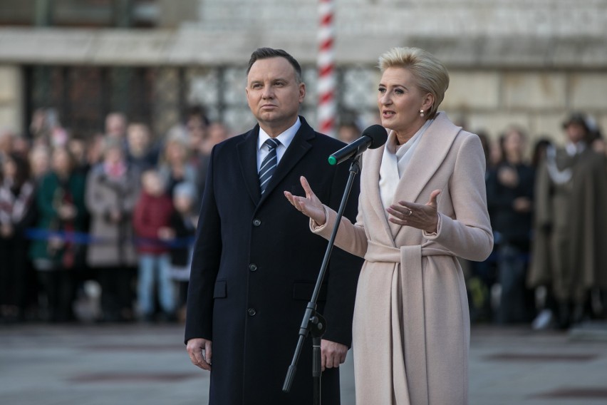 Prezydent Andrzej Duda wręczył sztandar wojskowy 3. Regionalnej Bazie Logistycznej w Krakowie [ZDJĘCIA]